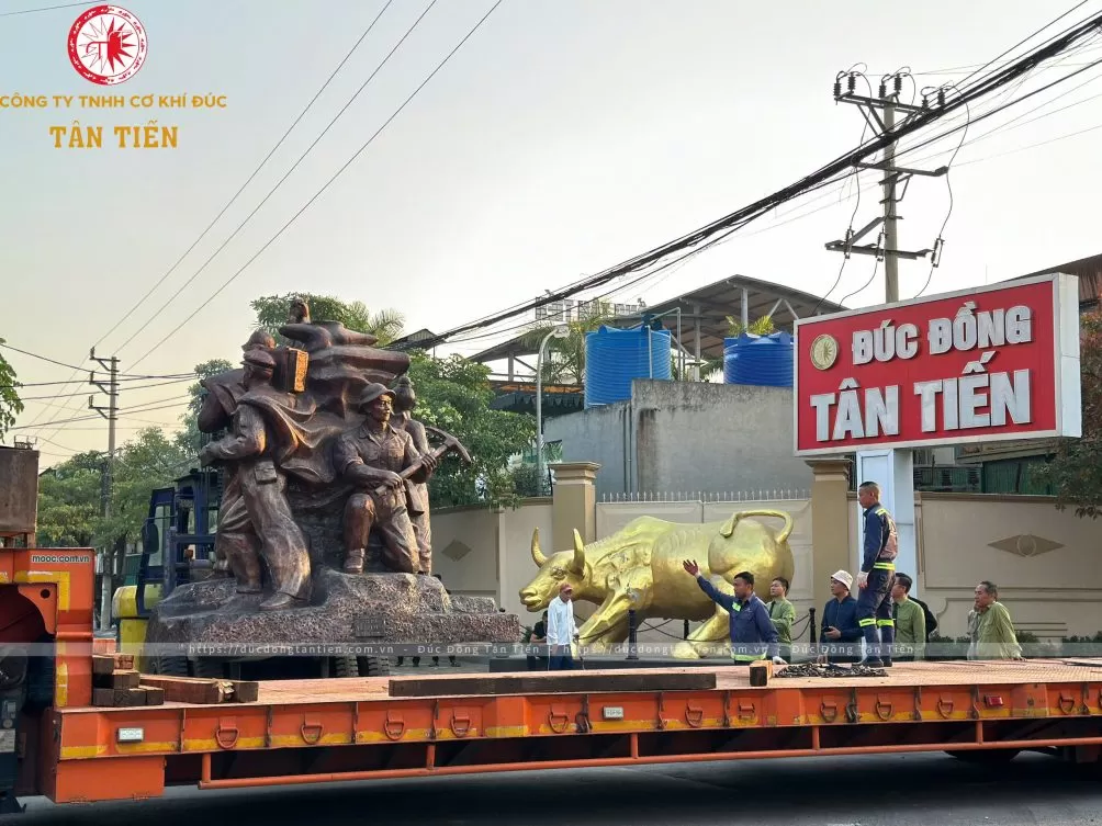 Tượng Đ&agrave;i T&igrave;nh Hữu Nghị Việt Nam &ndash; L&agrave;o tại Bảo t&agrave;ng Lịch sử Qu&acirc;n sự Việt Nam