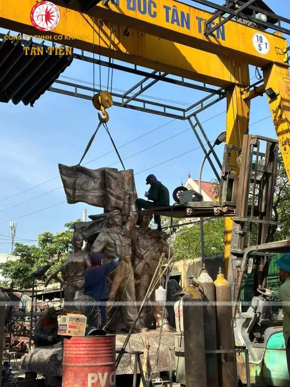 Tượng Đ&agrave;i T&igrave;nh Hữu Nghị Việt Nam &ndash; L&agrave;o tại Bảo t&agrave;ng Lịch sử Qu&acirc;n sự Việt Nam