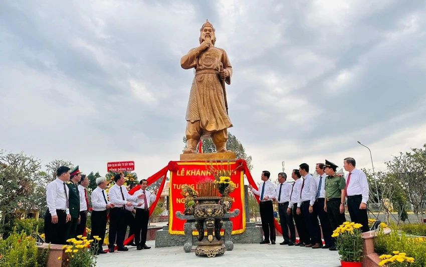 Kh&aacute;nh th&agrave;nh Tượng Đ&agrave;i Nguyễn Hữu Cảnh