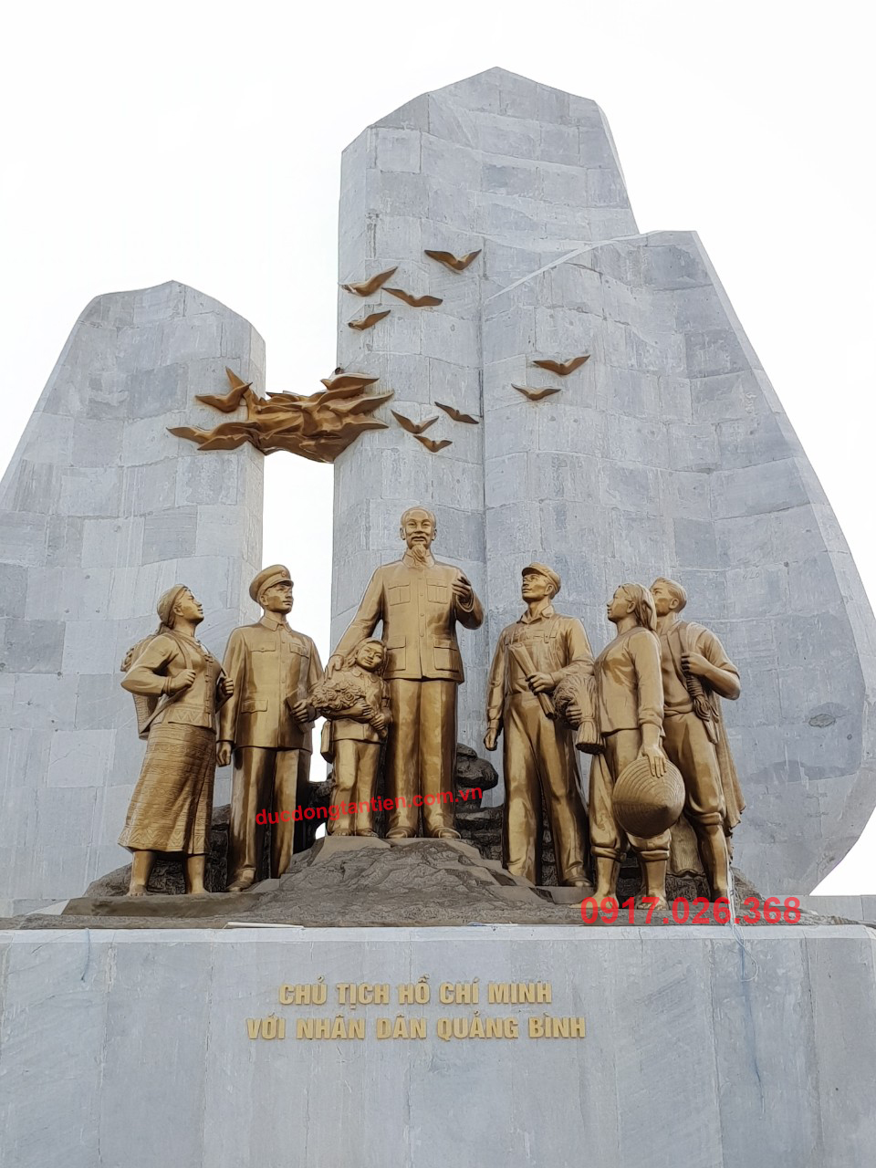 Cụm Tượng Chủ Tịch Hồ Ch&iacute; Minh với Nh&acirc;n D&acirc;n Quảng B&igrave;nh