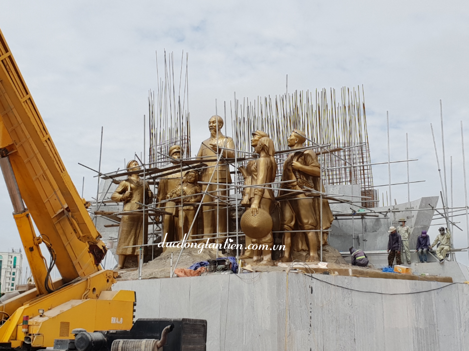 Tượng Đ&agrave;i B&aacute;c Hồ Với Nh&acirc;n D&acirc;n Quảng B&igrave;nh
