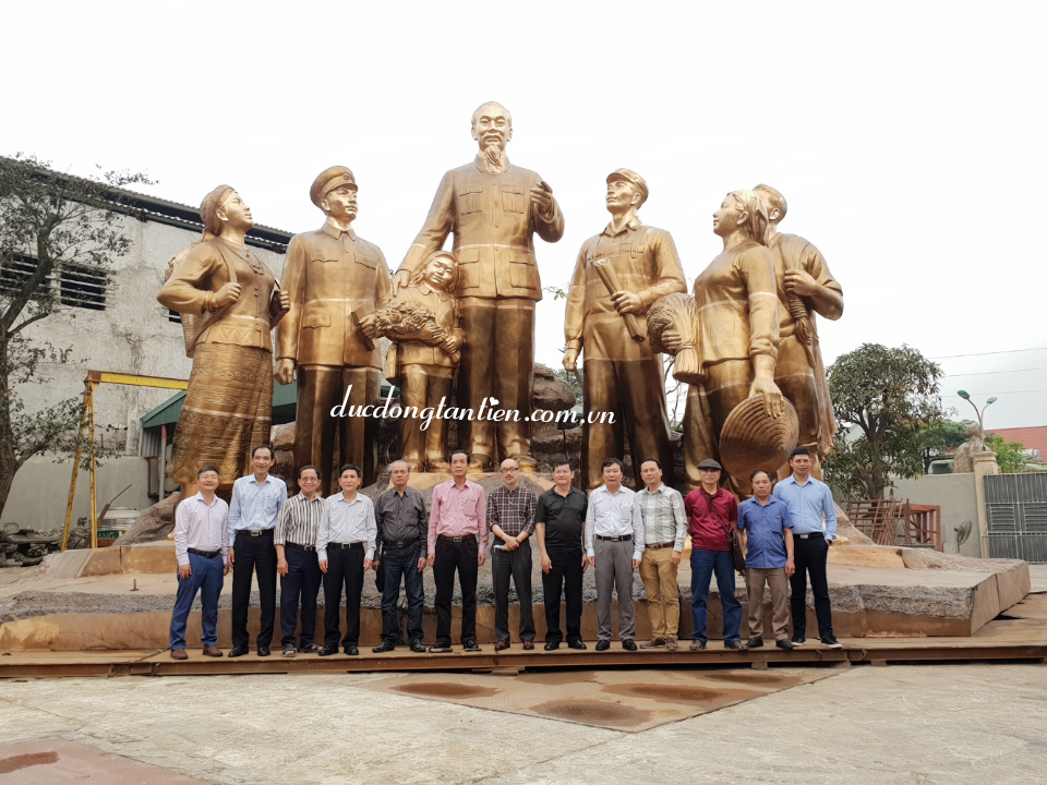 Tượng Đ&agrave;i B&aacute;c Hồ Với Nh&acirc;n D&acirc;n Quảng B&igrave;nh