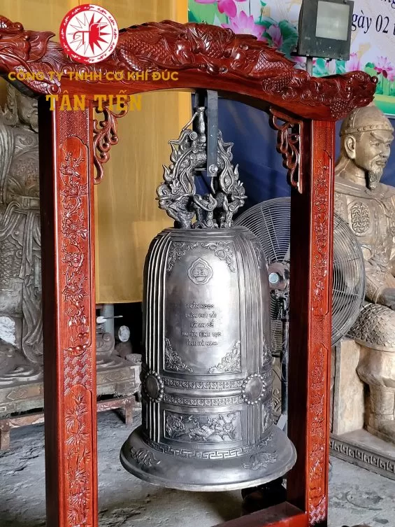 Chu&ocirc;ng đồng 100kg v&agrave; gi&aacute; treo gỗ