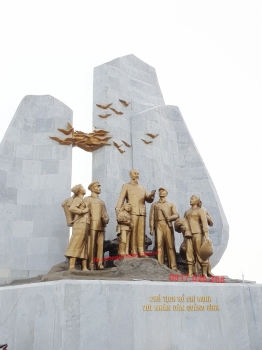 Tượng Đài Chủ Tịch Hồ Chí Minh với Nhân Dân Quảng Bình