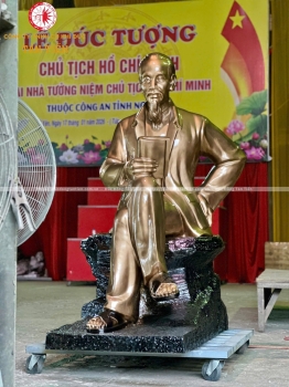 Tượng Bác Hồ Bằng Đồng Ngồi Bệ Đá Cao 187cm